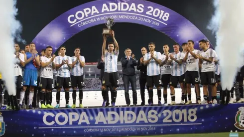 El capitán Nicolás Tagliafico levanta el trofeo.