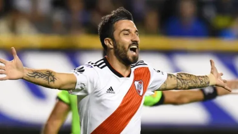 Scocco festejando en la Bombonera.