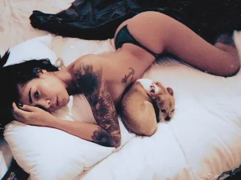 Erika Fernández se apretó la lencería a más no poder y posó de espaldas en la cama