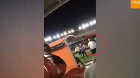 Mientras esperaban para irse en el estadio, Benedetto y Tévez provocaron a los hinchas de River