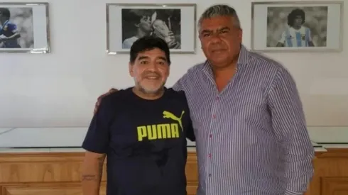 Chiqui Tapia junto a Maradona.