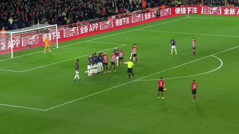 Más al ángulo imposible: el golazo de tiro libre de Cédric al Manchester United