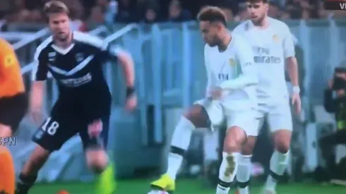 Neymar y una acción para enmarcar.