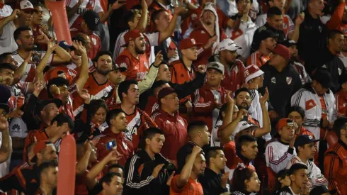 La hinchada de River dio vuelta sus banderas