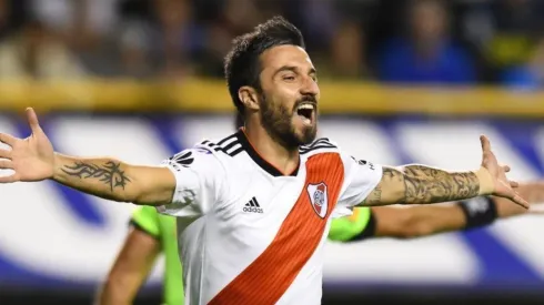 Ignacio Scocco festejando en la Bombonera.