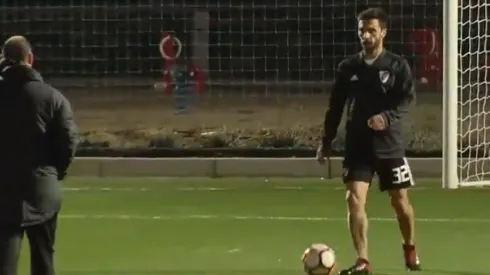 La cosa está difícil: las imágenes del entrenamiento diferenciado de Scocco en Madrid