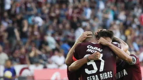 Todo Lanús festeja un nuevo triunfo.