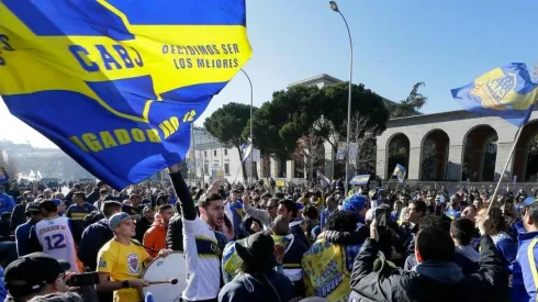 La hinchada de Boca alienta en Madrid