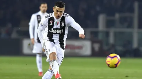 Cristiano Ronaldo ejecutando el penal del triunfo.