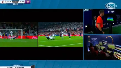 El árbitro no consideró que Palacios tocó la pelota con la mano.