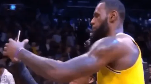 LeBron James se toma una selfie con una fanática que saltó al tabloncillo