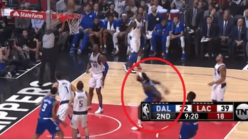 Montrezl Harrell destroza el aro con una tremenda clavada