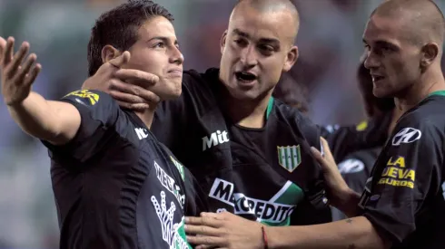 James junto a Santiago Silva en Banfield.