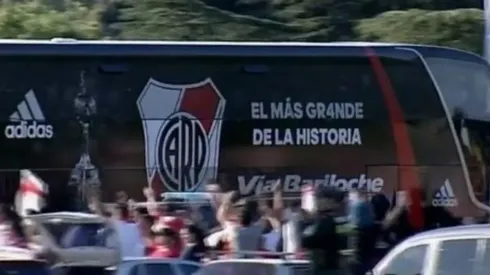 El micro de River rodeado de hinchas.