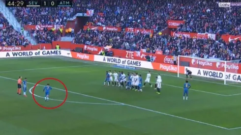 Tiro libre exquisito y sin carrera de Griezmann para calmar al Cholo