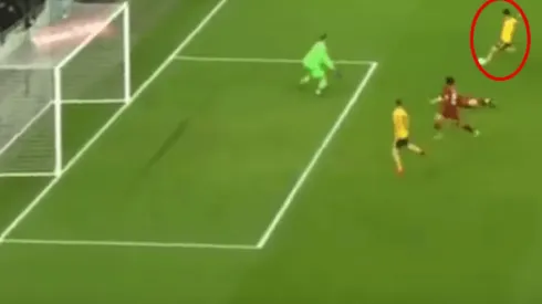 La defensa de Liverpool falló y Jiménez no perdonó