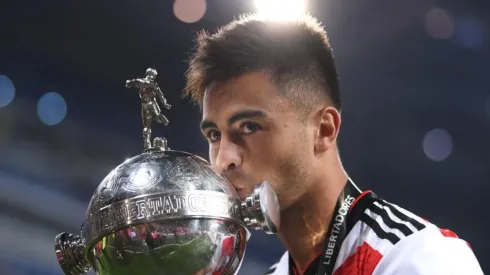 BESO DE CAMPEÓN. Gonzalo Martínez se despidió de River con la Copa Libertadores bajo el brazo (Foto: Getty).