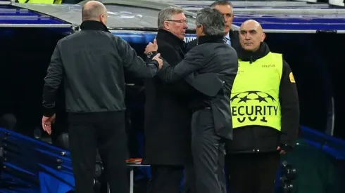 Mourinho saludando a Sir Alex. Eran otros tiempos...