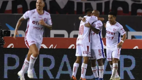 Zabala festeja junto al autor de la jugada. (Foto: Getty)