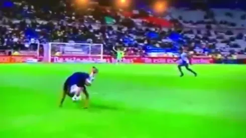 Brian Figueroa no pudo mantener la vertical...