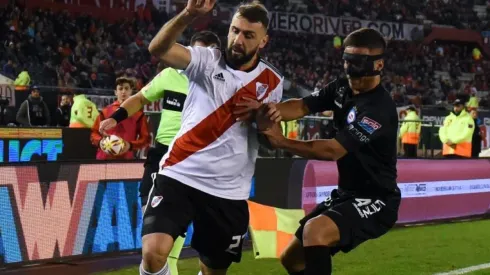 Mac Allister luchando contra Pratto, uno de los verdugos de Boca.