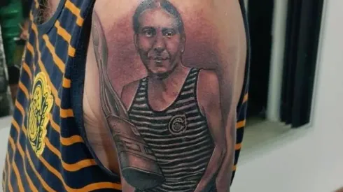 Es un capo: metió foto junto a la Copa Argentina que ganó Central y después se tatuó a él mismo