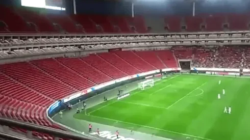 Muy poca gente en el Estadio Akron.