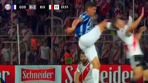 Patadón de Cardona y roja en Godoy Cruz.