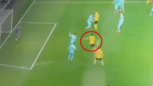 Raúl Jiménez estuvo cerca pero la mandó a las nubes