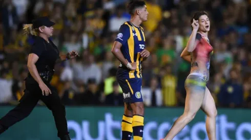 Sheila le ganó en la corrida a la Policía, pero fue rodeada y terminó siendo retirada del campo de juego.