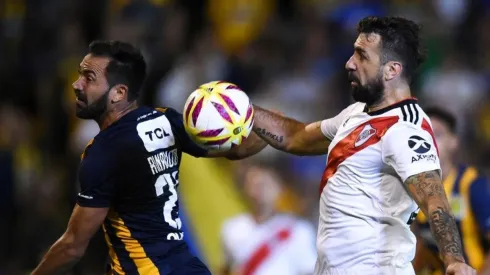 PELEA DE TITANES. Fito Rinaudo y Lucas Pratto pelean por la pelota (Foto: Getty).