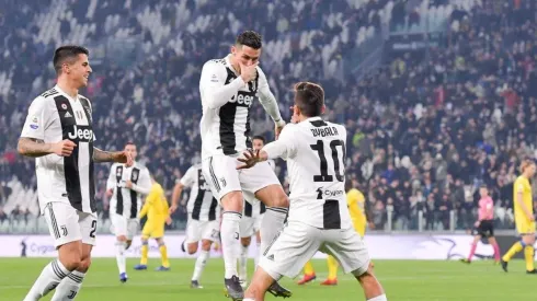 "SIUUU-MASK". Cristiano Ronaldo y Dybala en el festejo del gol de Frosinone (Foto: Juventus).