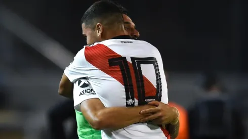 EL DIEZ. Juan Fernando Quintero abraza a Scocco tras su golazo a Rosario Central (Foto: Getty).