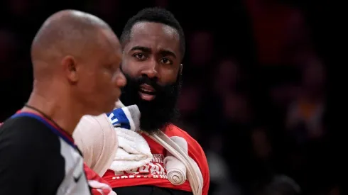James Harden se molesta y acusa a un árbitro de tener algo en su contra