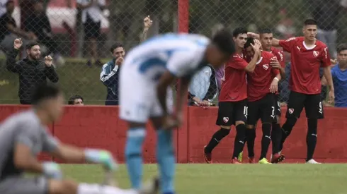 Foto de los jugadores del rojo celebrando ante Racing.