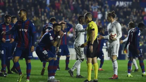 Los jugadores del Levante, indignados con el arbitraje.
