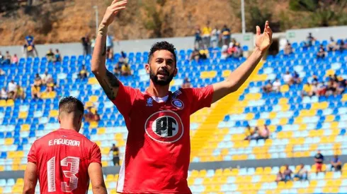 Larrondo ya la rompe en Chile.