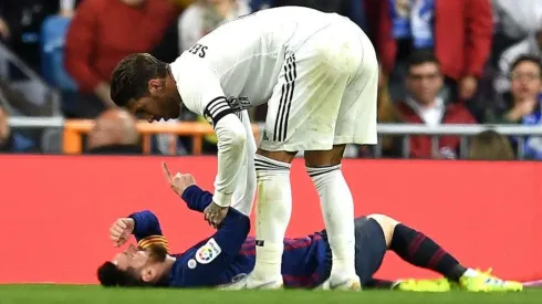 "FUISTE VOS". Messi lo señala desde el piso a Ramos, quien se acercó tras el golpe (Foto: Getty).