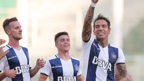 Dayro Moreno celebra el segundo gol de Talleres.