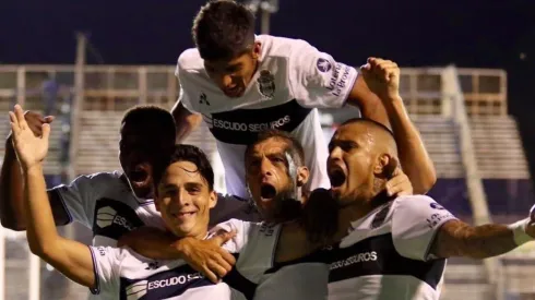 Gimnasia festeja el tanto de Faravelli.