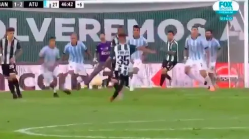 Golazo de Urzi para el 2 a 1.