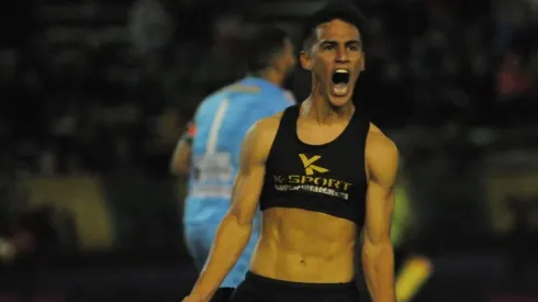 Matías Rojas festeja su golazo de tiro libre.