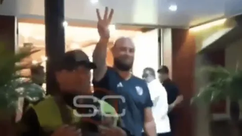 En Bolivia, un hincha de River salió a provocar a la hinchada de Boca y lo tuvo que sacar la seguridad