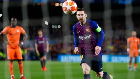 A COBRAR. Lionel Messi observa como el balón viaja casi flotando para el 1-0 (Foto: Getty).