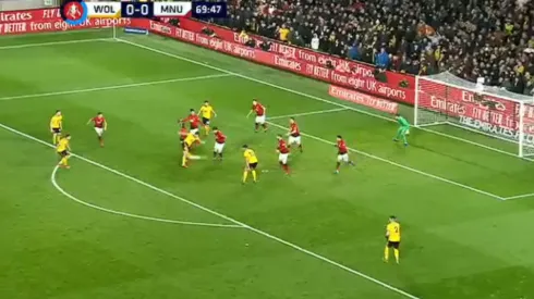 Raúl Jiménez peleó contra todos, encontró el hueco y le marcó al United