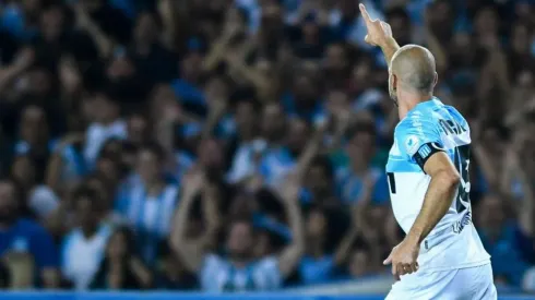 RUMBO AL TÍTULO. Lisandro López señala a la hinchada tras el 1-0 ante Belgrano (Foto: Getty).