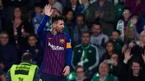 Messi saluda a la afición del Betis, que se rinde a sus pies.