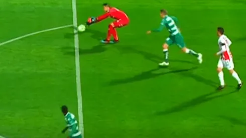 Insólito gol de Furch para el empate de Santos a Necaxa