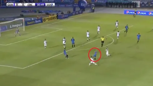 Desde ahí le pegó el futbolista de Guatemala.