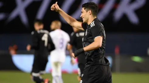 Raúl celeba su gol ante Chile.